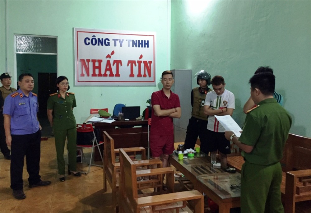 PC03 đọc lệnh bắt giữ các đối tượng của Cty Nhất Tín Phát Gia Lai tại chi nhánh huyện Chư Sê. Ảnh PC03