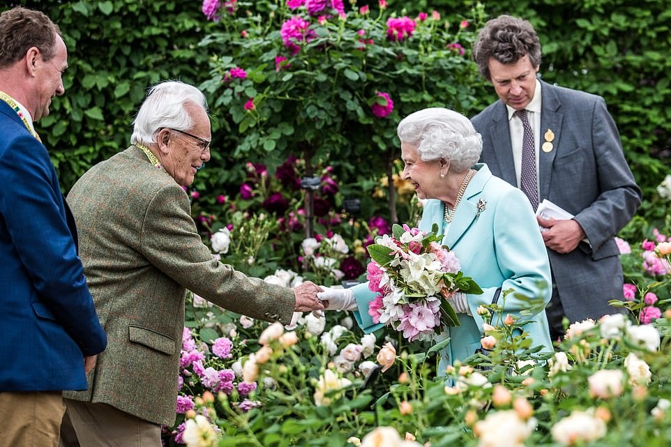 Nữ hoàng Anh Elizabeth II trong một lần ghé thăm vườn hồng của ông. 