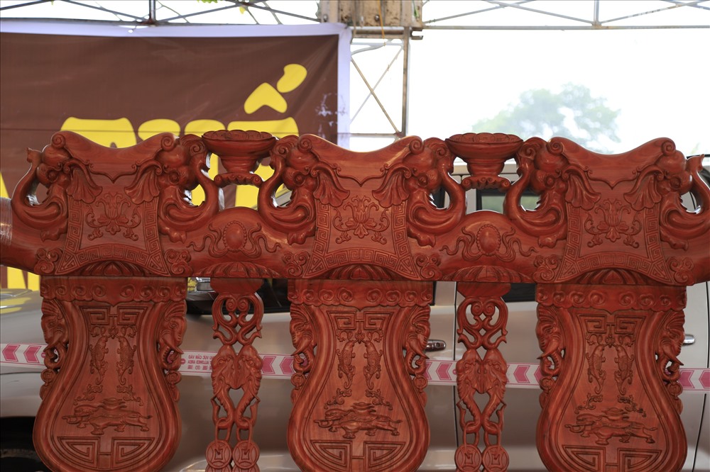 Không thiếu những bộ bàn ghế quốc voi hay bàn ghế làm từ gỗ hương đỏ. Tuy nhiên, với những thiết kế tinh tế, bộ bàn ghế này được chủ nhân định giá lên đến gần 1 tỉ đồng (960 triệu).