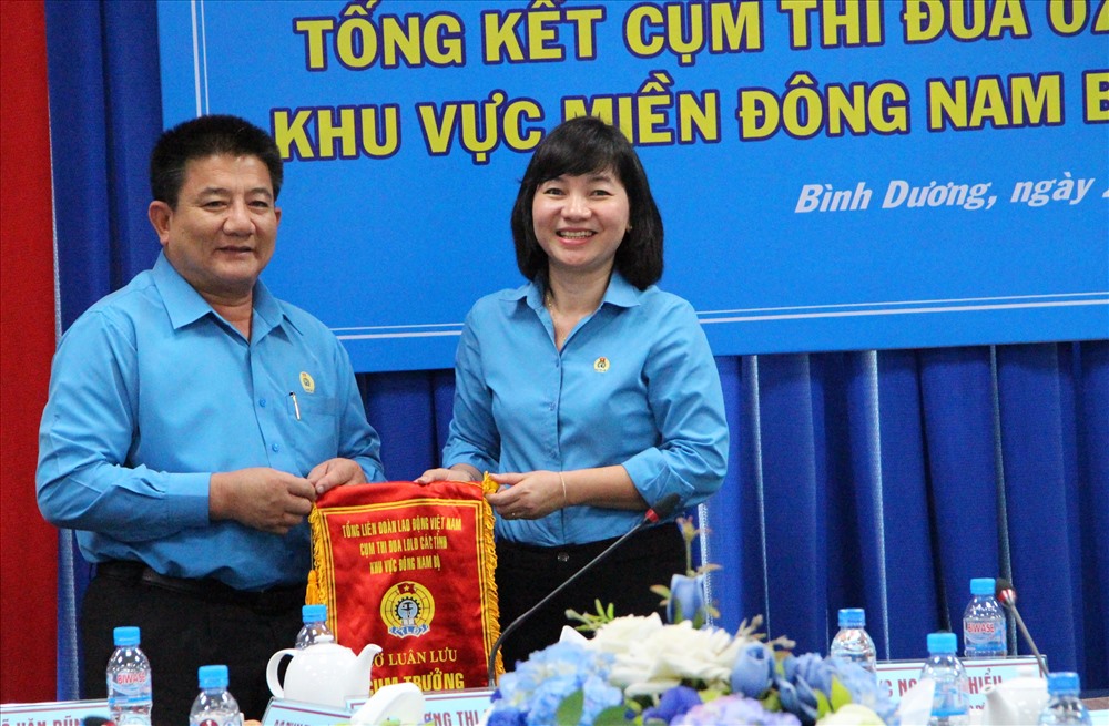 Bà Trương Thị Bích Hạnh trao cờ luân lưa cụm trưởng cụm thi đua LĐLĐ tỉnh khu vực Đông Nam Bộ cho ông Võ Văn Dũng - Chủ tịch LĐLĐ tinh Tây Ninh.