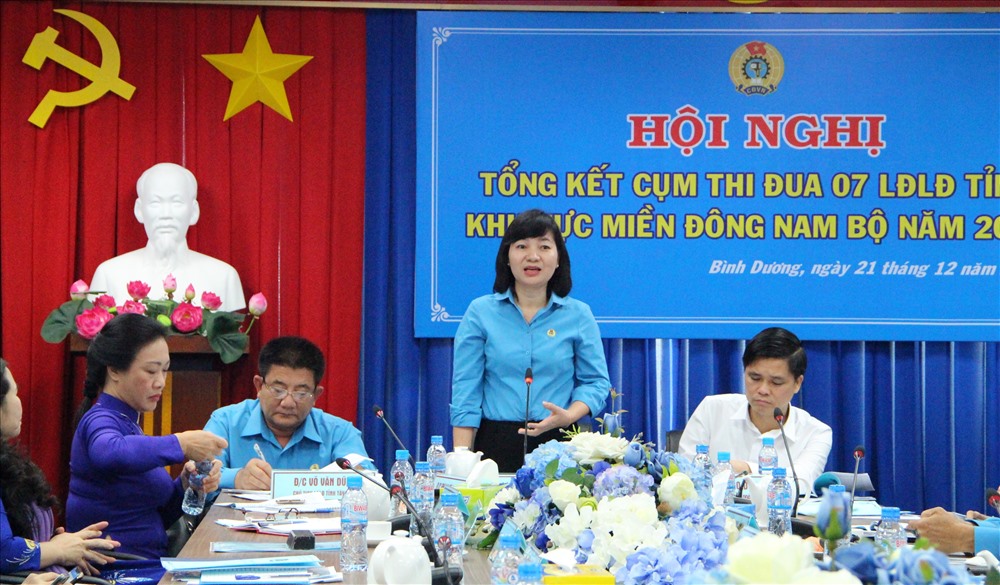 Bà Trương Thị Bích Hạnh – Chủ tịch LĐLĐ tỉnh Bình Dương phát biểu tại hội nghị