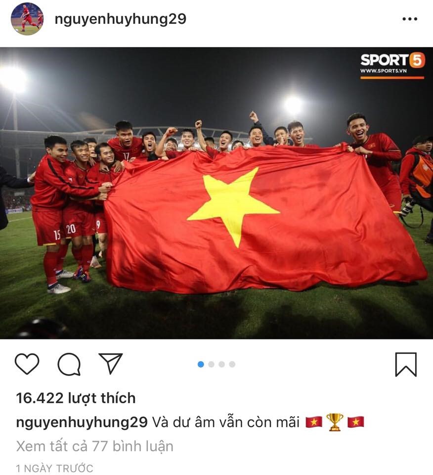 Trước ngày hội quân cùng đồng đội, Huy Hùng đăng tấm ảnh toàn đội tuyển trong đêm vô địch chung kết AFF Cup 2018 như động lực để cố gắng hơn nữa.