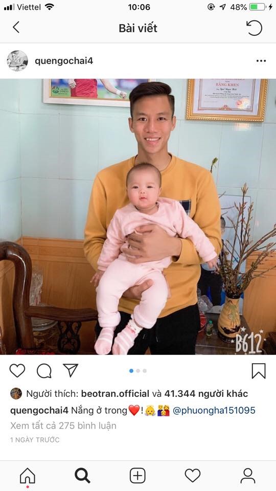 Quế Ngọc Hải cũng đăng tải hình ảnh ôm con gái trong tay kèm theo dòng trạng thái: “Nắng ở trong tim“. Chàng cầu thủ thường xuyên thể hiện tình cảm với cô con gái nhỏ 5 tháng tuổi của mình.
