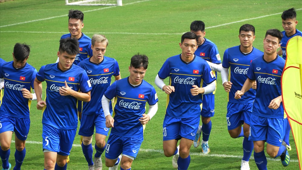 Sau nhiều vòng chạy quanh sân, các cầu thủ đều tỏ ra thấm mệt. Riêng trung vệ trẻ Nguyễn Thành Chung vẫn tỏ ra khá tươi tỉnh. Cầu thủ sinh năm 1997, hiện đang thuộc biên chế CLB Hà Nội là 1 trong 7 cầu thủ được HLV Park Hang-seo gọi bổ sung cho Asian Cup 2019.