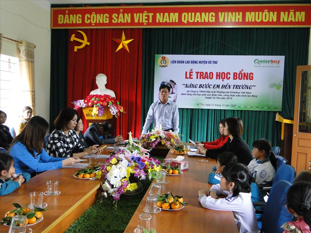 Phó Chủ tịch LĐLĐ tỉnh Thái Bình Nguyễn Thái Dương phát biểu tại buổi trao học bổng.