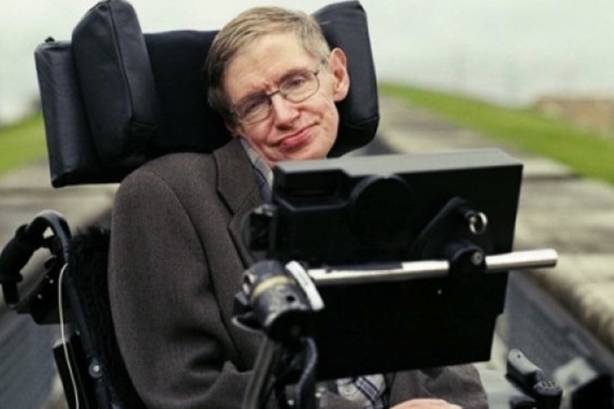 Ngày 14.3.2018, thiên tài vật lý Stephen Hawking qua đời ở tuổi 76, để lại cả một kho tài nghiên cứu đồ sộ, trong đó có những phát minh mang tính bước ngoặt của nhân loại. Là một nhà khoa học nhưng Stephen Hawking lại có niềm đam mê nghệ thuật và từng nhiều lần trở thành hình mẫu của các bộ phim điện ảnh và truyền hình. Căn bệnh của Stephen Hawking là teo cơ thần kinh vận động, buộc ông phải ngồi xe lăn và nhờ sự trợ giúp của một hệ thống máy tính đặc biệt để giao tiếp. Năm 1963 khi 21 tuổi, ông được chẩn đoán mắc căn bệnh quái ác này và bác sĩ cho rằng ông chỉ có thể sống thêm 2 năm, nhưng như chúng ta đã biết, ông đã thọ được đến tuổi 76 với một nghị lực phi thường vượt qua bệnh tật.