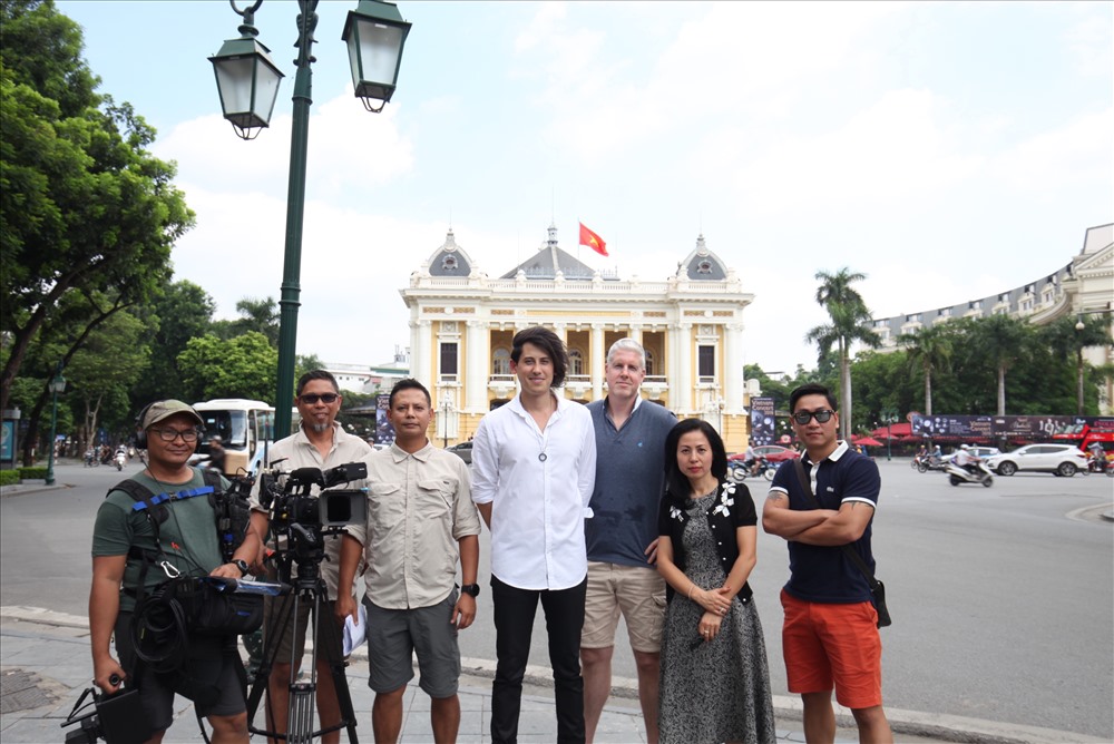 Đoàn làm phim chụp hình kỷ niệm trong chuyến đến Việt Nam chọn bối cảnh. Ảnh: BTC. 