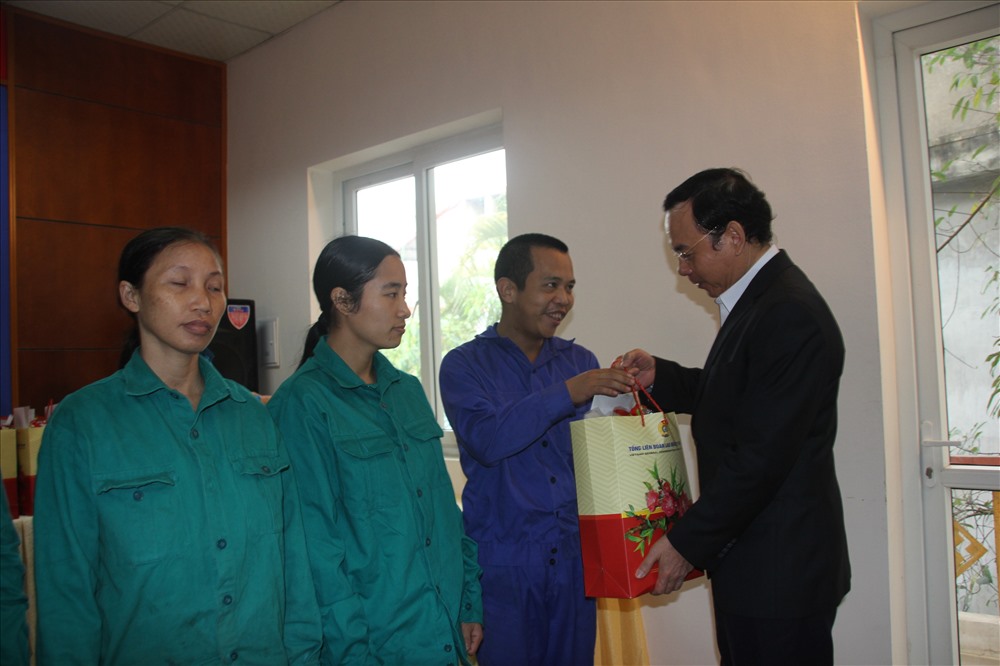 Đồng chí Nguyễn Văn Nên trao quà, động viên NLĐ có hoàn cảnh khó khăn. Ảnh: H.A