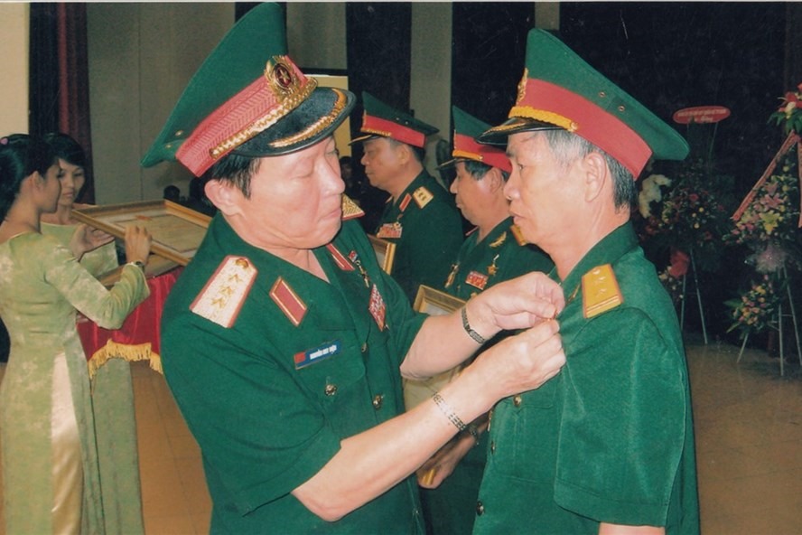 Thiếu tướng Nguyễn Huy Hiệu - Nguyên Thứ trưởng Bộ Quốc phòng (bên trái).