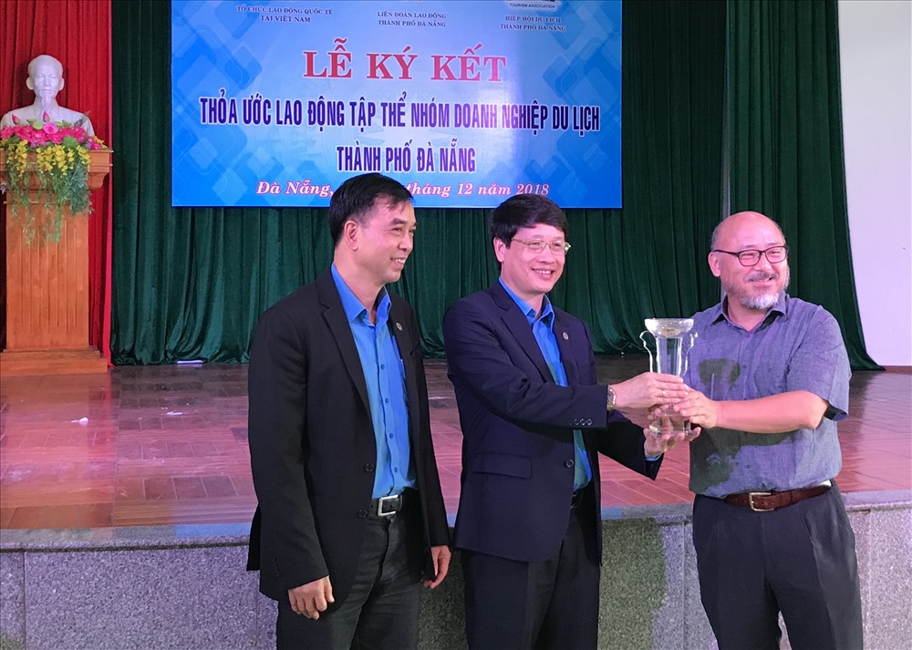 Ông Young - Mo (phải), đại diện ILO trao quà lưu niệm cho đồng chí Ngô Xuân Thắng - Chủ tịch LĐLĐ thành phố Đà Nẵng. Ảnh: H.V.M