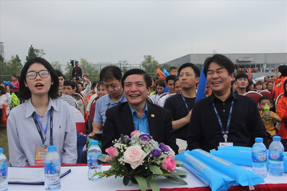 Đồng chí Bùi Văn Cường - Chủ tịch Tổng LĐLĐVN (giữa ảnh) và lãnh đạo Cty rất phấn khởi khi chứng kiến NLĐ Cty Samsung trổ tài. Ảnh: