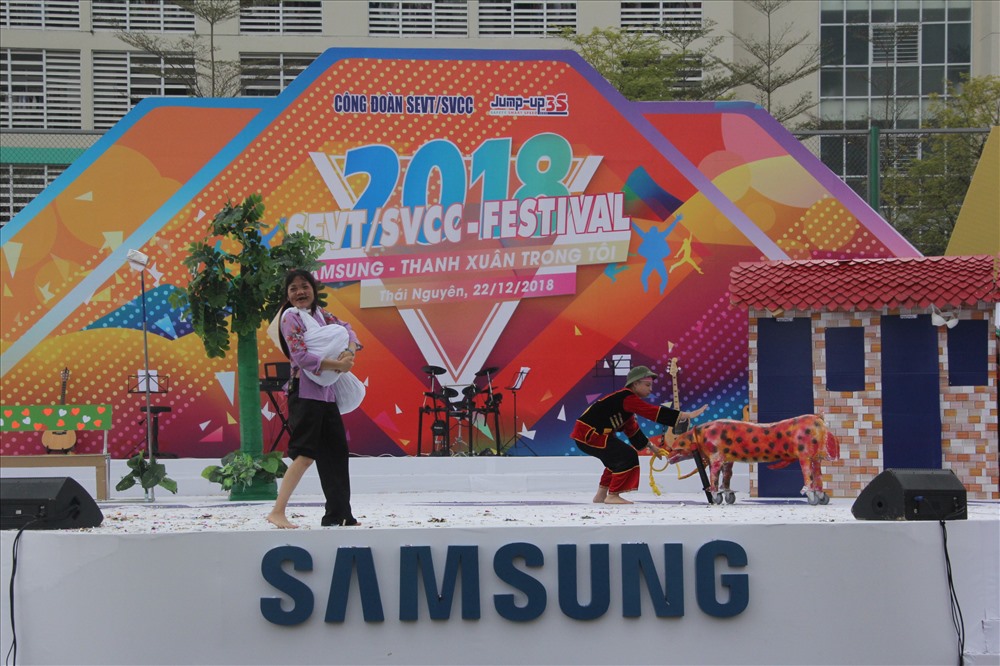 Một tiết mục tấu hài do NLĐ Cty Samsung trình diễn tại Ngày hội. Ảnh: H.A