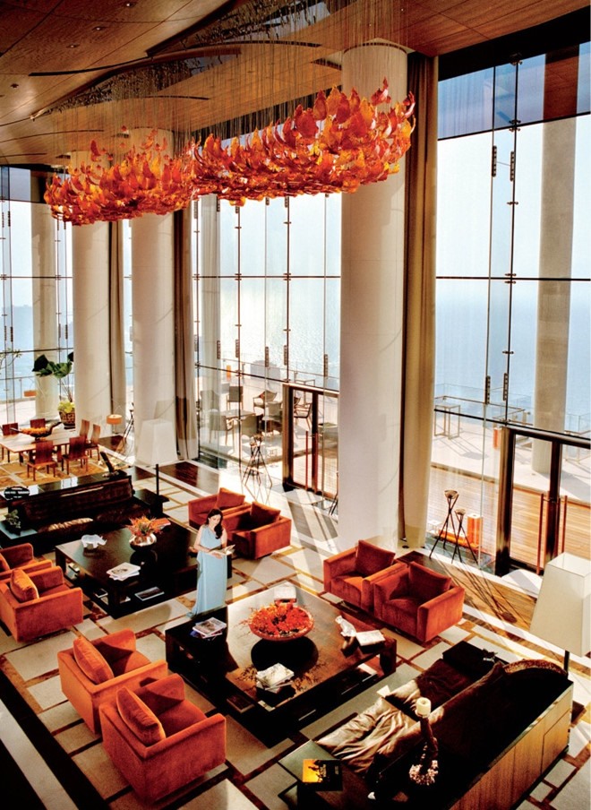 Các tầng đều có chiều cao gấp 2 - 3 lần thông thường và thiết kế nội thất sang trọng như khách sạn xa xỉ, được làm từ những vật liệu như pha lê, đá cẩm thạch, xà cừ. Trong ảnh là căn phòng với 80% trần được phủ đèn pha lê. Ảnh: Vanity Fair.