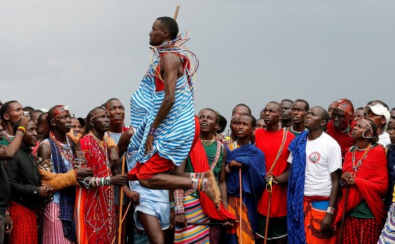 Tại vùng Kimana của đất nước Kenya đã diễn ra 1 sự kiện thể thao tưng bừng dành cho các chiến binh trên đồng cỏ của tộc người Maasai ở Đông Phi. Tipape Lekatoo thể hiện phần thi nhảy cao truyền thống trong Thế vận hội Maasai 2018 tại Khu bảo tồn Động vật hoang dã Sidai Oleng. Ảnh: Reuters.