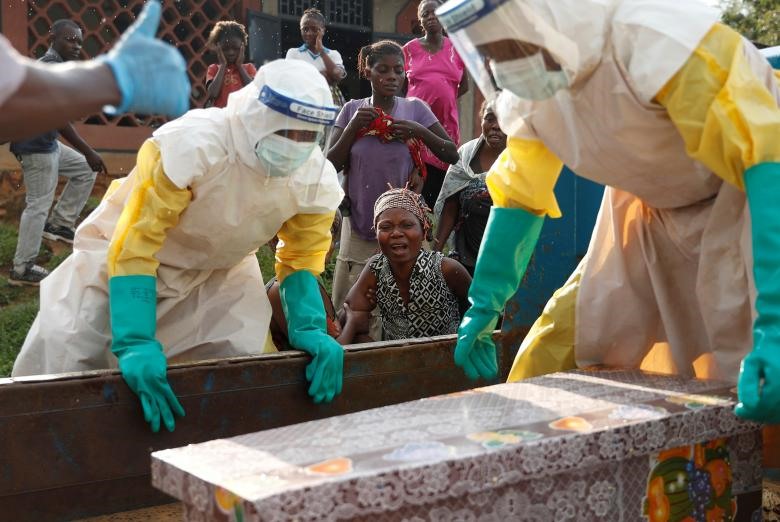 Người mẹ đáng thương bên cạnh quan tài đứa con bị nghi ngờ chết vì bị nghi nhiễm Ebola ở Beni, tỉnh Bắc Kivu của Cộng hòa Dân chủ Congo. Ảnh: Reuters.