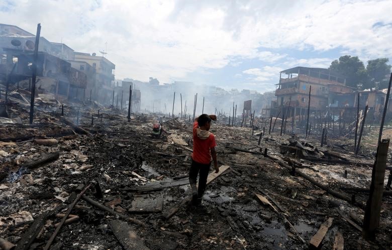 Ngày 18.12 tại khu nhà tạm ở thành phố Manaus, thủ phủ bang Amazonas, phía bắc Brazil xảy ra vụ hỏa hoạn khiến 4 người bị thương và ít nhất 600 ngôi nhà tạm bằng gỗ bị thiêu rụi. Ảnh: Reuters.