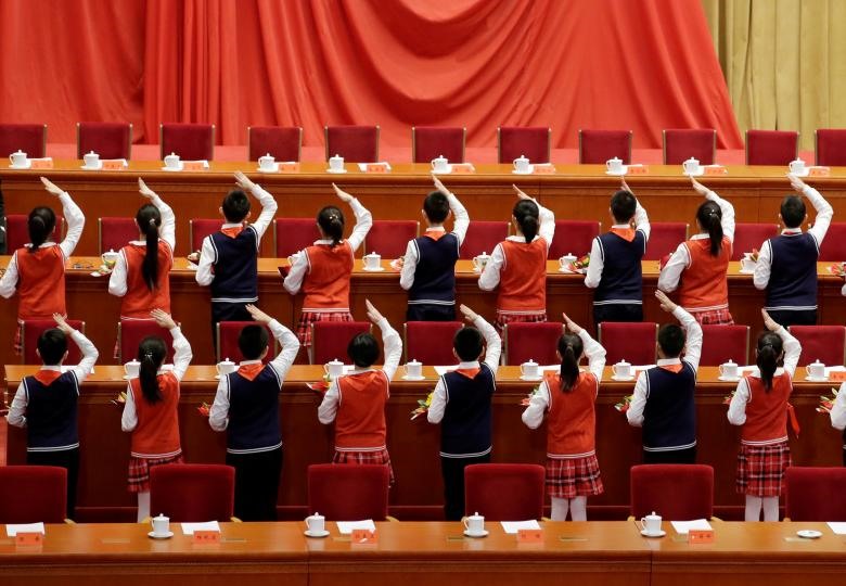 Các em học sinh diễn tập để chuẩn bị cho lễ khai mạc chương trình đánh dấu kỷ niệm 40 năm cải cách của Trung Quốc tại Đại lễ đường Nhân dân ở Bắc Kinh, Trung Quốc. 