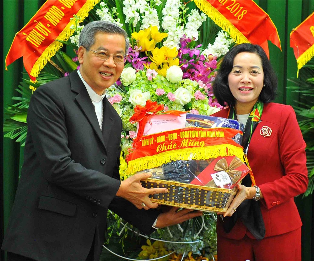Bà Nguyễn Thị Thanh, Bí thư Tỉnh ủy Ninh Bình tặng quà cho Tòa Giám mục Phát Diệm. Ảnh: NT