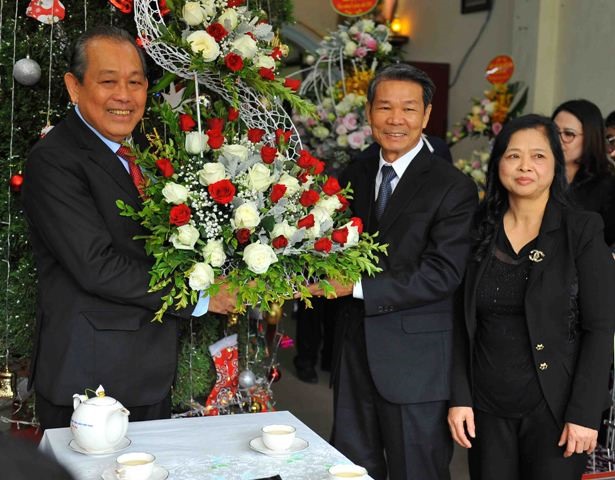 Phó thủ tướng Trương Hòa Bình và đoàn công tác đã tới thăm gia đình ông Nguyễn Mạnh Đạt, giáo dân tiêu biểu. Ảnh: NT