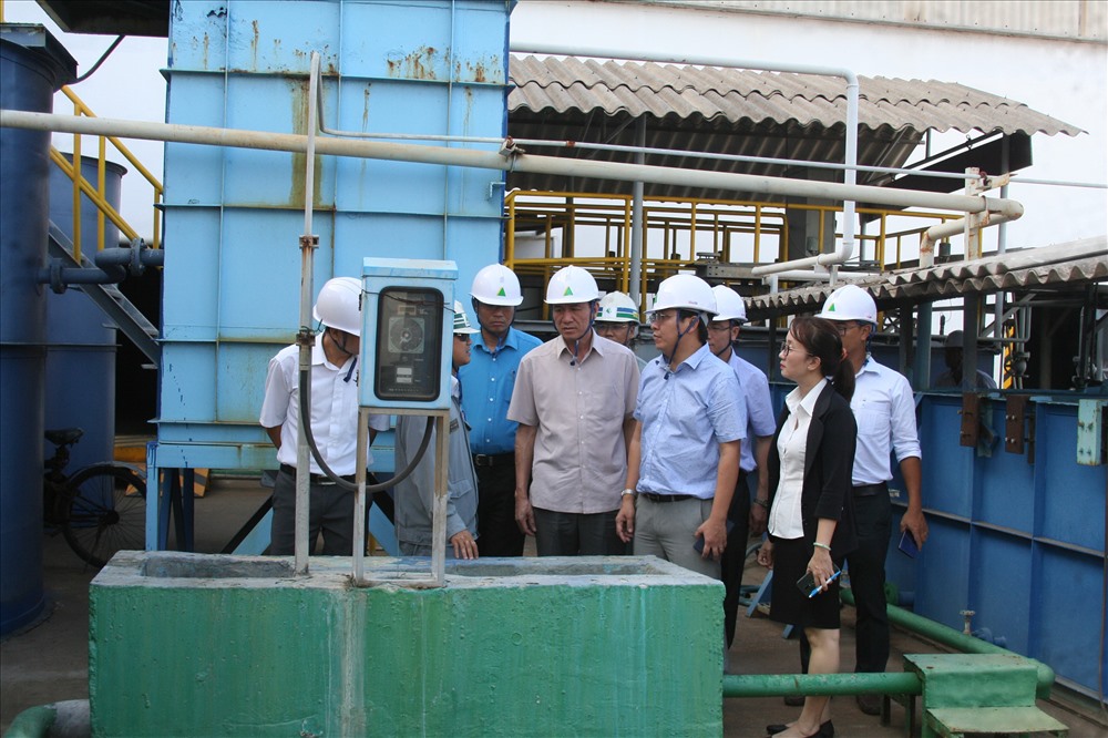 Đoàn giám sát tại hệ thống xử lý nước thải công nghiệp của Công ty TNHH Nhà máy tàu biển Hyundai Vinashin. Ảnh: T.T