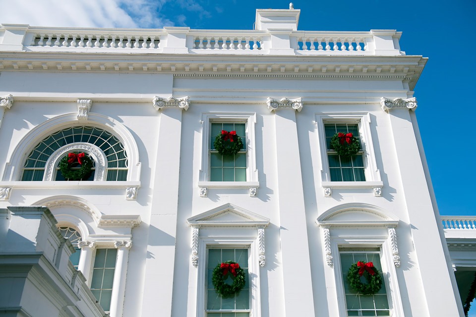 Chủ đề cho Giáng sinh ở Nhà Trắng năm 2018 là “Báu vật nước Mỹ“, nhằm tôn vinh những di sản độc đáo, địa danh và di tích nổi tiếng của xứ cờ hoa. Tiếp nối truyền thống từ năm trước, 105 vòng hoa thường xanh được treo lên ở mỗi cửa sổ. Ảnh: People.