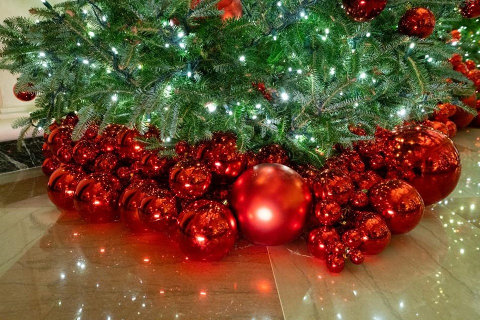 21.000 là con số đồ trang trí được sử dụng cho Nhà Trắng trong dịp Giáng sinh năm nay. Nhiều cây thông Noel được đặt dọc theo lối đi Cross Hall cùng hàng nghìn quả châu màu đỏ phản chiếu ánh đèn, góp phần làm cho Nhà Trắng thêm lung linh. 