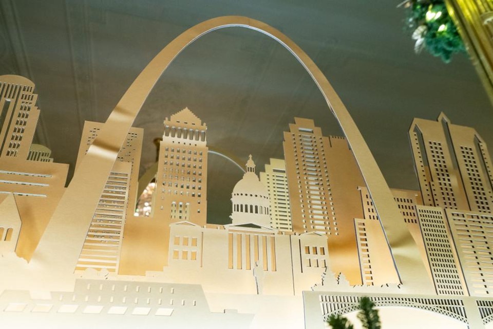 Căn phòng East Room là nơi đánh dấu kỷ niệm 51 năm của Nhà Trắng. Tác phẩm điêu khắc cổng vòm trời Gateway Arch của thành phố St Louis cũng được đặt trong căn phòng này. Đồ trang trí ở nơi đây tiếp tục lấy cảm hứng từ các di tích và kiến trúc lừng danh của Mỹ. 