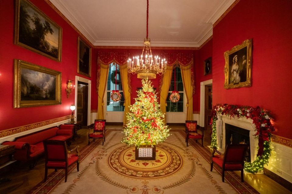 Dưới nhiệm kỳ của một số tổng thống, căn phòng Red Room từng được sử dụng như một phòng âm nhạc. Nội thất trong phòng cũng được gìn giữ cẩn thận từ thời Tổng thống Monroe. Tông màu đỏ của đồ vật trong phòng rất phù hợp với không khí Giáng sinh.