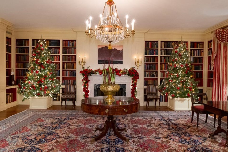Đỏ và vàng là hai màu chủ đạo dùng cho các vật trang trí trong thư viện của Nhà Trắng dịp Giáng sinh này. Căn phòng nằm ở tầng trệt từng được sử dụng như phòng giặt ủi và hiện trở thành nơi lưu giữ 2.700 cuốn sách. 