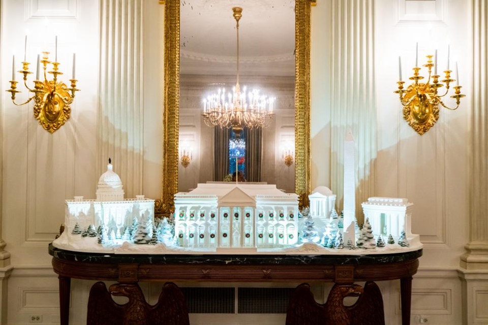 Các công trình mang giá trị lịch sử như tòa nhà Quốc hội, đài tưởng niệm Lincoln, đài tưởng niệm Jefferson, đài tưởng niệm Washington... được tái hiện trong mô hình công phu từ những chiếc bánh gừng và đặt tại phòng ăn của Nhà Trắng. 
