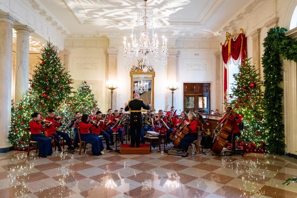 Bạn nhạc nổi tiếng US Marine Band đang tập dượt cho đêm Giáng sinh tại Nhà Trắng. Đây cũng là ban nhạc lâu đời nhất nước Mỹ. Truyền thống này có từ thời Tổng thống John Adams. 