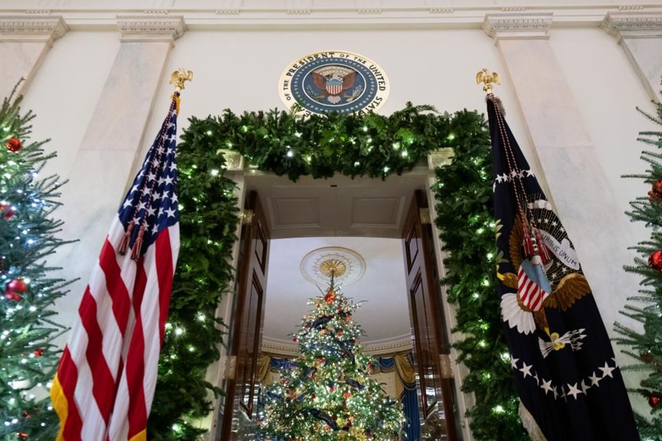 Căn phòng Blue Room diễn ra việc ký kết các hoạt động ngoại giao và cũng là nơi tọa lạc của cây thông Noel cao hơn 5 m, xuất xứ từ North Carolina. Vào mùa Giáng sinh, căn phòng này được chọn làm trung tâm để trang trí đẹp mắt nhất. 