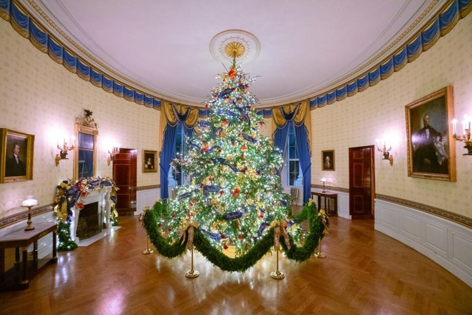Căn phòng Blue Room diễn ra việc ký kết các hoạt động ngoại giao và cũng là nơi tọa lạc của cây thông Noel cao hơn 5 m, xuất xứ từ North Carolina. Vào mùa Giáng sinh, căn phòng này được chọn làm trung tâm để trang trí đẹp mắt nhất. 