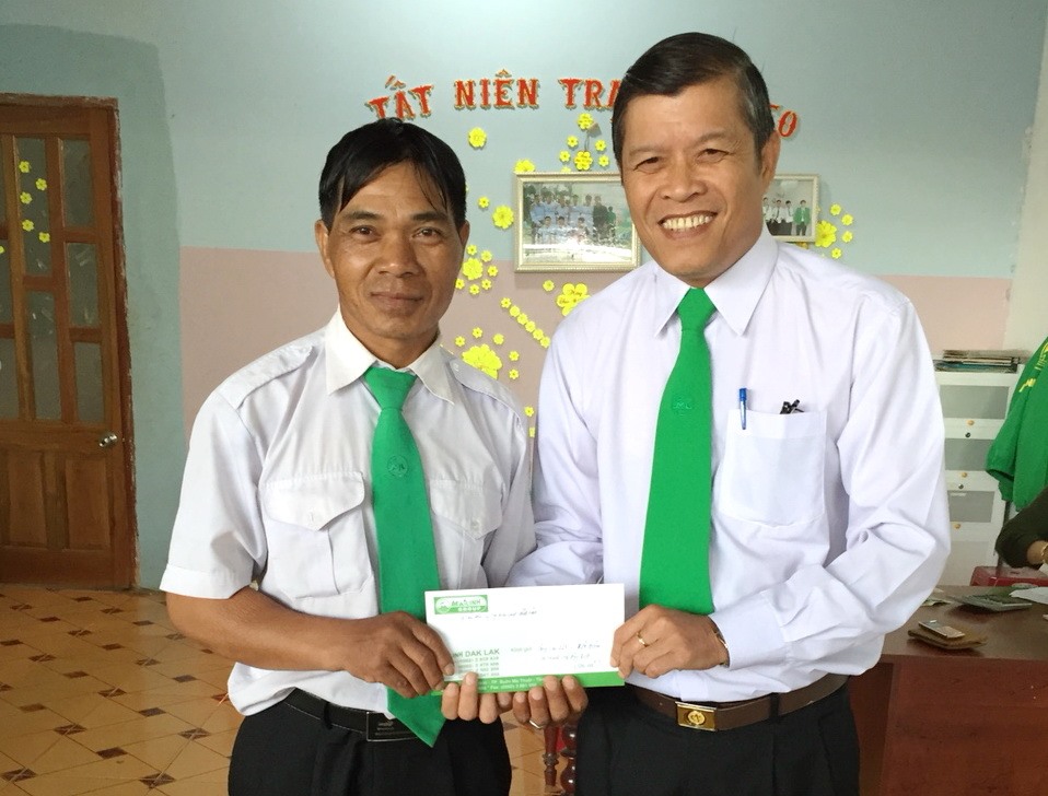 Lãnh đạo taxi Mai Linh ở Đắk Lắk thưởng nóng cho tài xế Kpa Điêm.