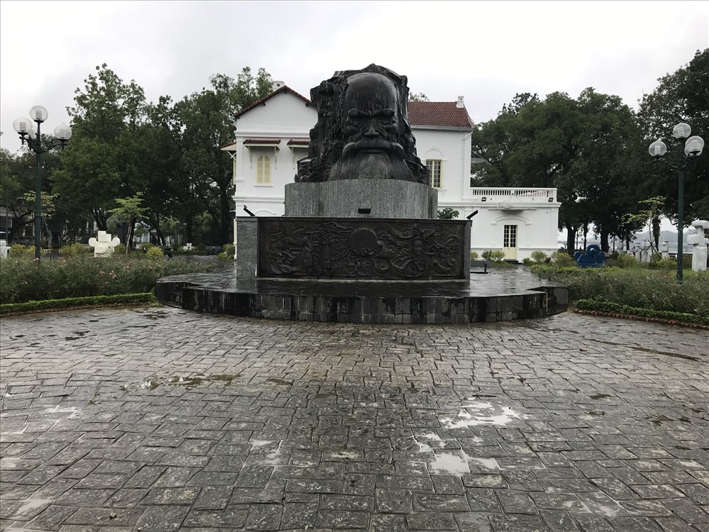 Tượng Phan Bội Châu. Ảnh: H.V.M