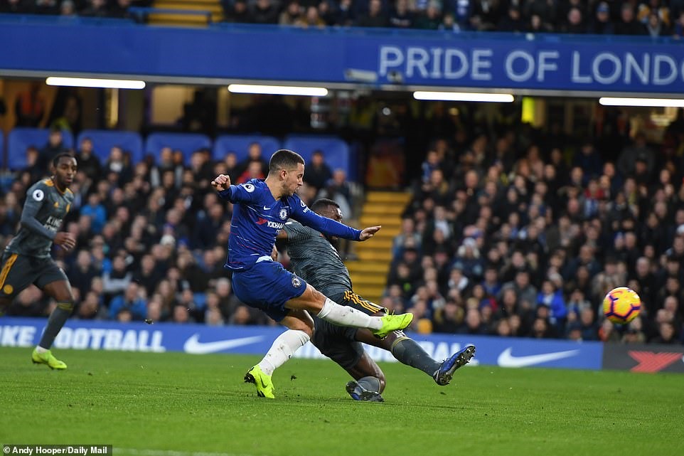 Eden Hazard (áo xanh) hoạt động tích cực trong hiệp 1. Ảnh: Daily Mail.