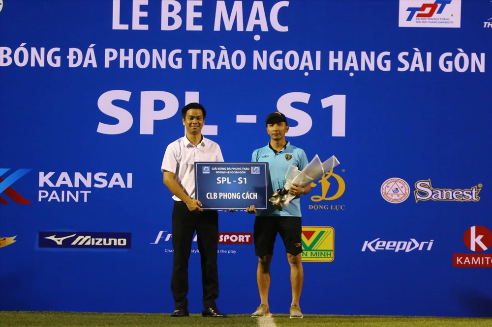 Đại diện Trúc Nghinh Phong nhận danh hiệu Phong cách.