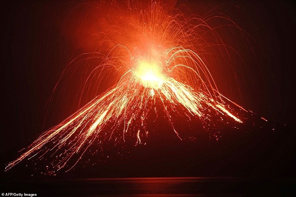 Sóng thần có thể đã được gây ra bởi hoạt động địa chấn từ một vụ phun trào trên Krakatoa (ảnh ở đây vào tháng 7)