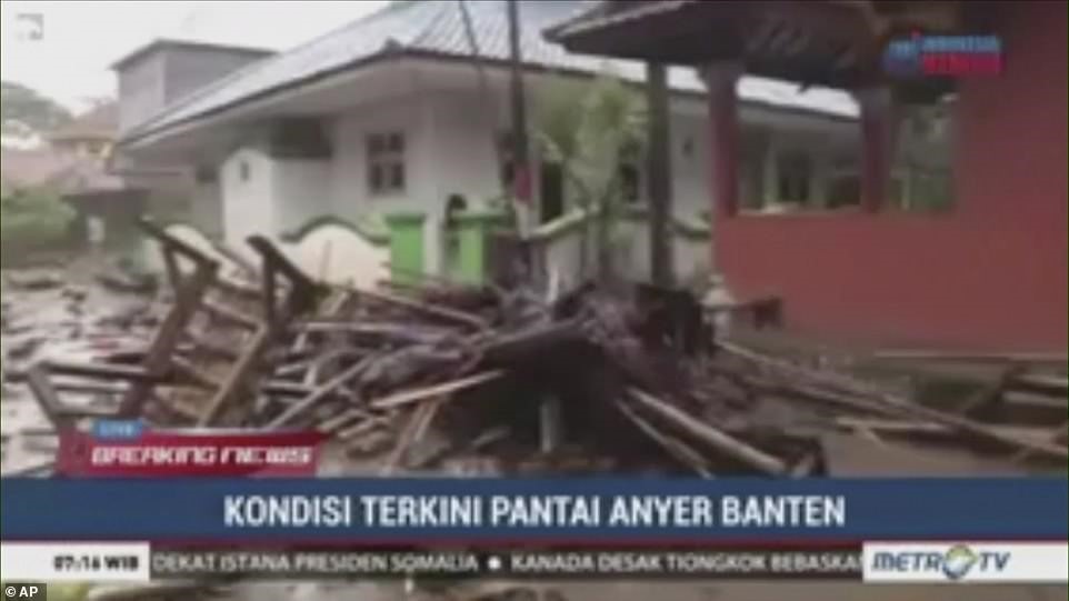 Chính quyền Indonesia cho biết họ vẫn đang tìm kiếm các nạn nhân có thể của sóng thần xảy ra ở eo biển Sunda.