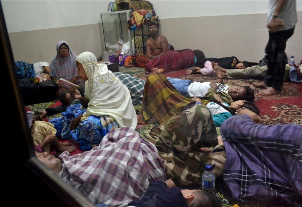 Những người sống sót sau thảm họa sóng thần ở Indonesia đã giết chết 40 người và làm bị thương thêm 600 người trú ẩn trong một nhà thờ Hồi giáo sau khi họ sơ tán lên vùng đất cao hơn trong trường hợp lũ lụt tiếp theo.