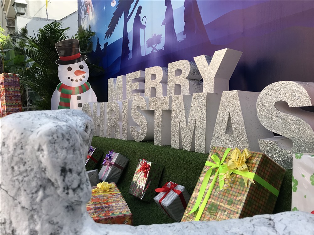 Các tiểu cảnh người tuyết, ông già Noel và những món quà được trang trí và trưng bày khá bắt mắt bên trong khuôn viên nhà thờ.