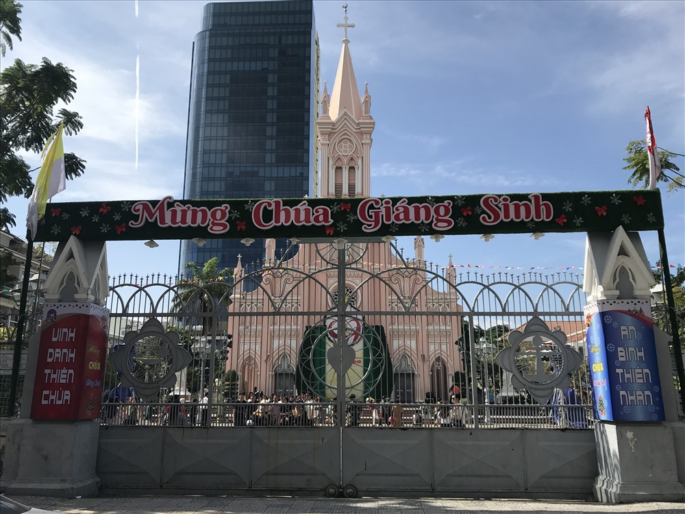 Phía trước cổng nhà thờ Chánh tòa Đà Nẵng.