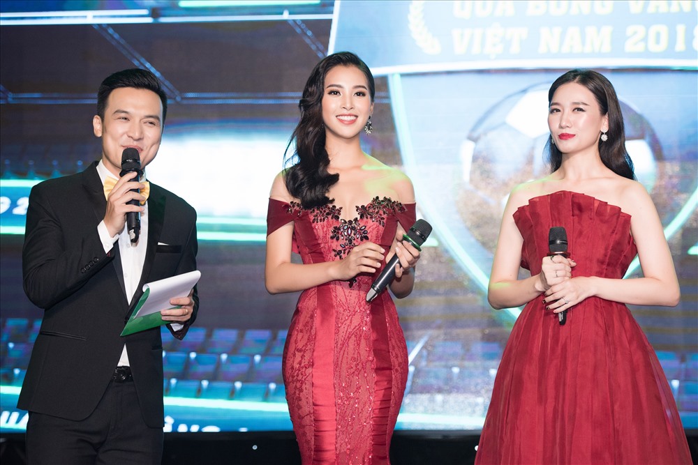 Hoa hậu Tiểu Vy công bố kết quả “Quả bóng vàng” thuộc về Quang Hải. 