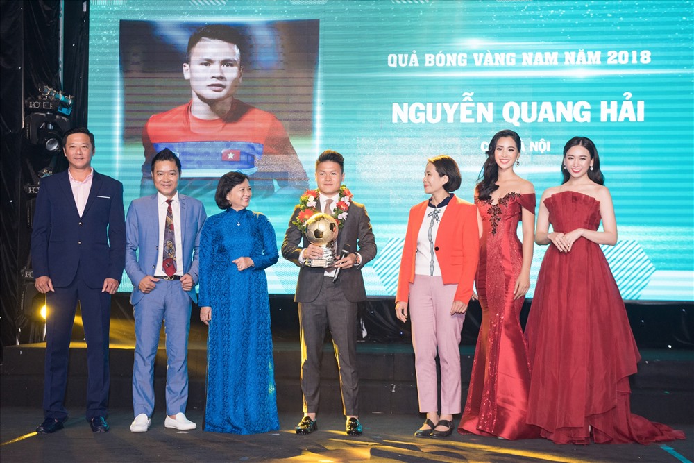 Hoa hậu Tiểu Vy công bố kết quả “Quả bóng vàng” thuộc về Quang Hải. 