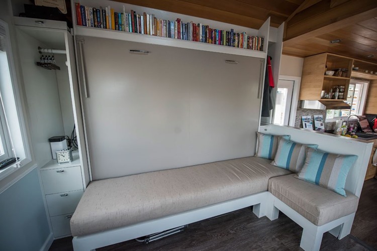 Chẳng hạn như khu vực chiếc sofa này, bạn ngày có thể dùng để tiếp khách còn ban đêm thì dùng để ngủ.