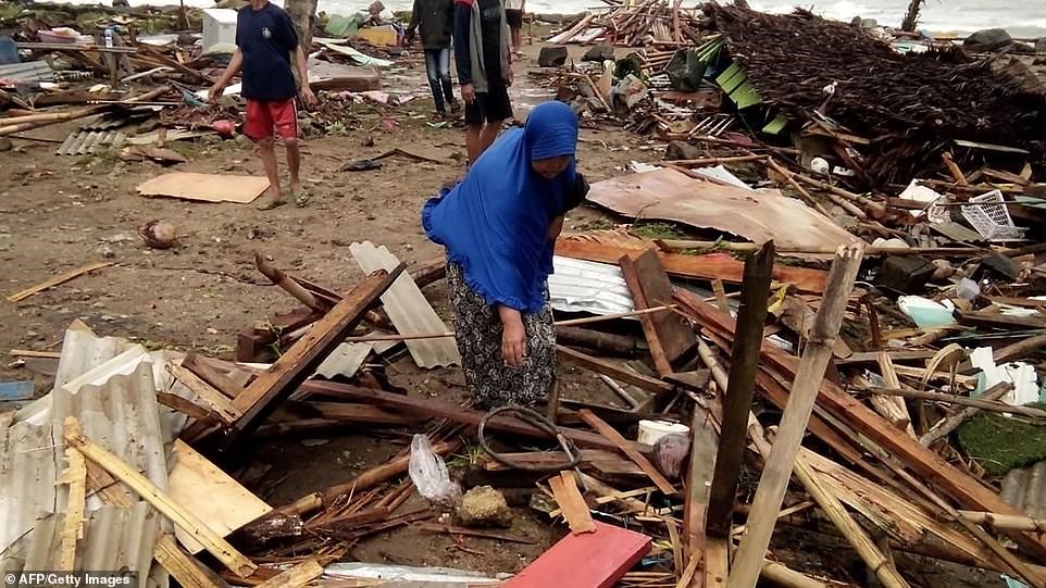 Chính quyền Indonesia cho biết họ vẫn đang tìm kiếm các nạn nhân có thể của sóng thần xảy ra ở eo biển Sunda vào tối thứ Bảy (người dân trong ảnh kiểm tra thiệt hại cho ngôi nhà của họ trên bãi biển Carita). Ảnh: AFP
