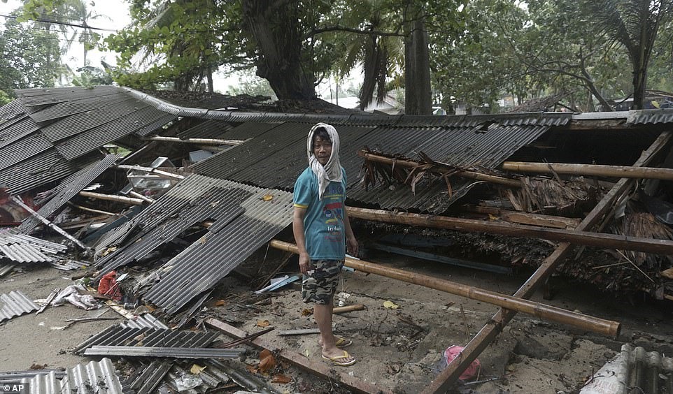Các gia đình đã khảo sát thiệt hại sáng nay sau khi ít nhất 168 người thiệt mạng trong trận sóng thần ở Indonesia.