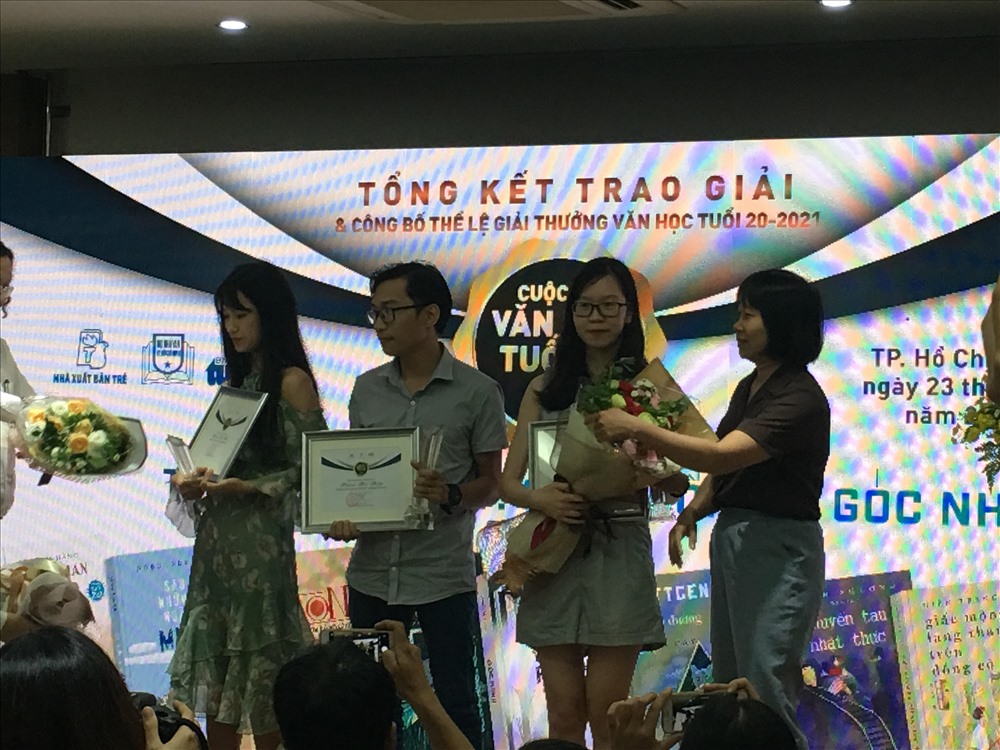 Nhà văn Nguyễn Ngọc Tư trao giải cho 3 tác giả đồng giải 3.