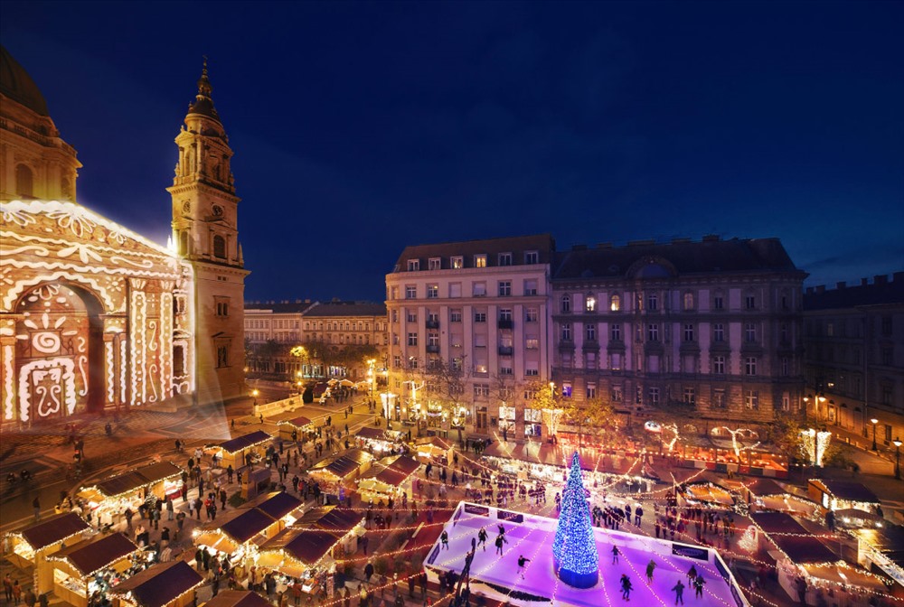 Advent Feast tại Basilica ở Budapest là chợ Giáng sinh yêu thích của bạn ở Hungary nhưng cũng là một trong 3 chợ Giáng sinh yêu thích của bạn ở châu Âu. Các nhà tổ chức của sự kiện này làm việc chăm chỉ mỗi năm để cung cấp cho bạn những gì chắc chắn là một trong những thị trường Giáng sinh đẹp nhất trên thế giới. 