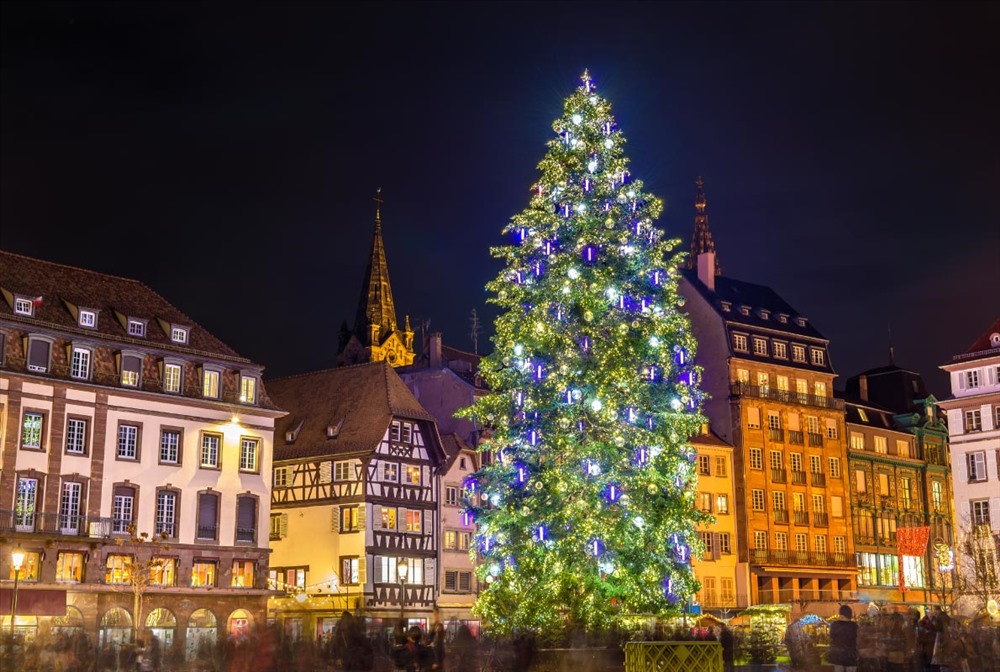 Strasbourg, nơi sinh của lễ Giáng sinh, mời bạn trên một hành trình cảm giác thực sự để ngạc nhiên và đi lang thang xung quanh 300 nhà gỗ được thiết lập ở trung tâm lịch sử. Thủ đô Giáng sinh là nơi đặt ra.